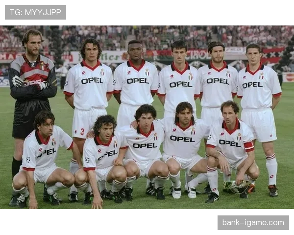 马尔蒂尼深度解析：防守体系如何诠释足球战术的艺术与智慧