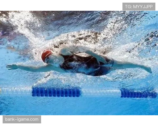 刷到凯蒂·莱德基度假照，泳池边那个包比我整年工资还贵，呜……