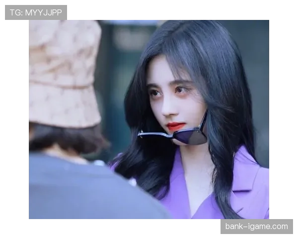 韩旭球场像怪兽，生活照却像刚吃完甜点的财阀千金，这人设反差也太狠